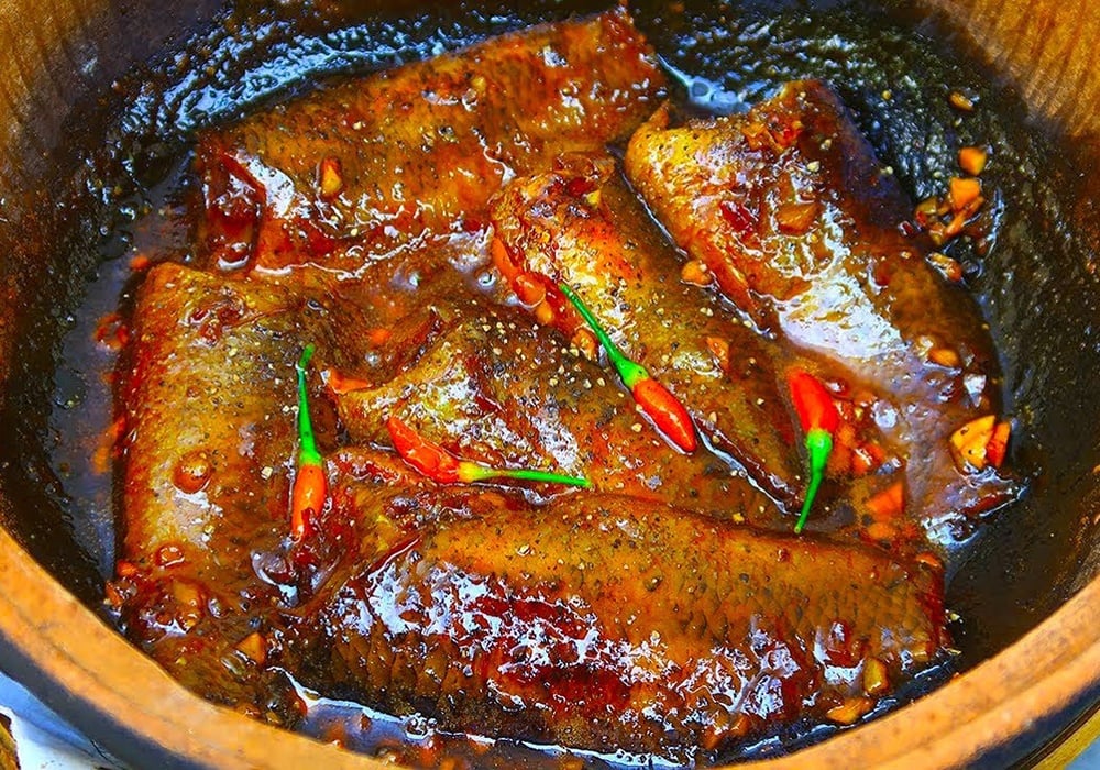 Cá rô kho nước mắm ngon chuẩn vị cơm nhà Việt 8 Cá rô kho nước mắm trong nồi đất truyền thống đậm đà, màu cánh gián hấp dẫn