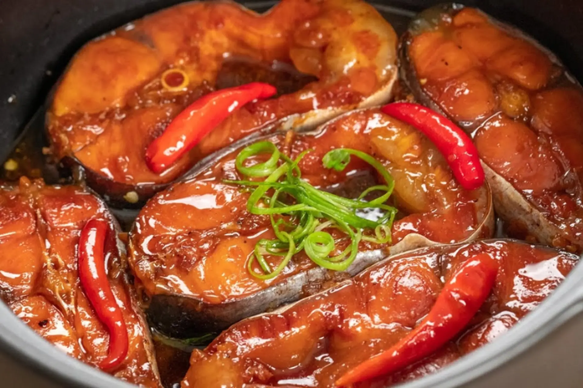 Cá chép kho nước mắm ngon chuẩn vị cơm nhà Việt 12 Nồi cá chép kho nước mắm trong nồi đất với nước kho sánh và màu nâu cánh gián hấp dẫn