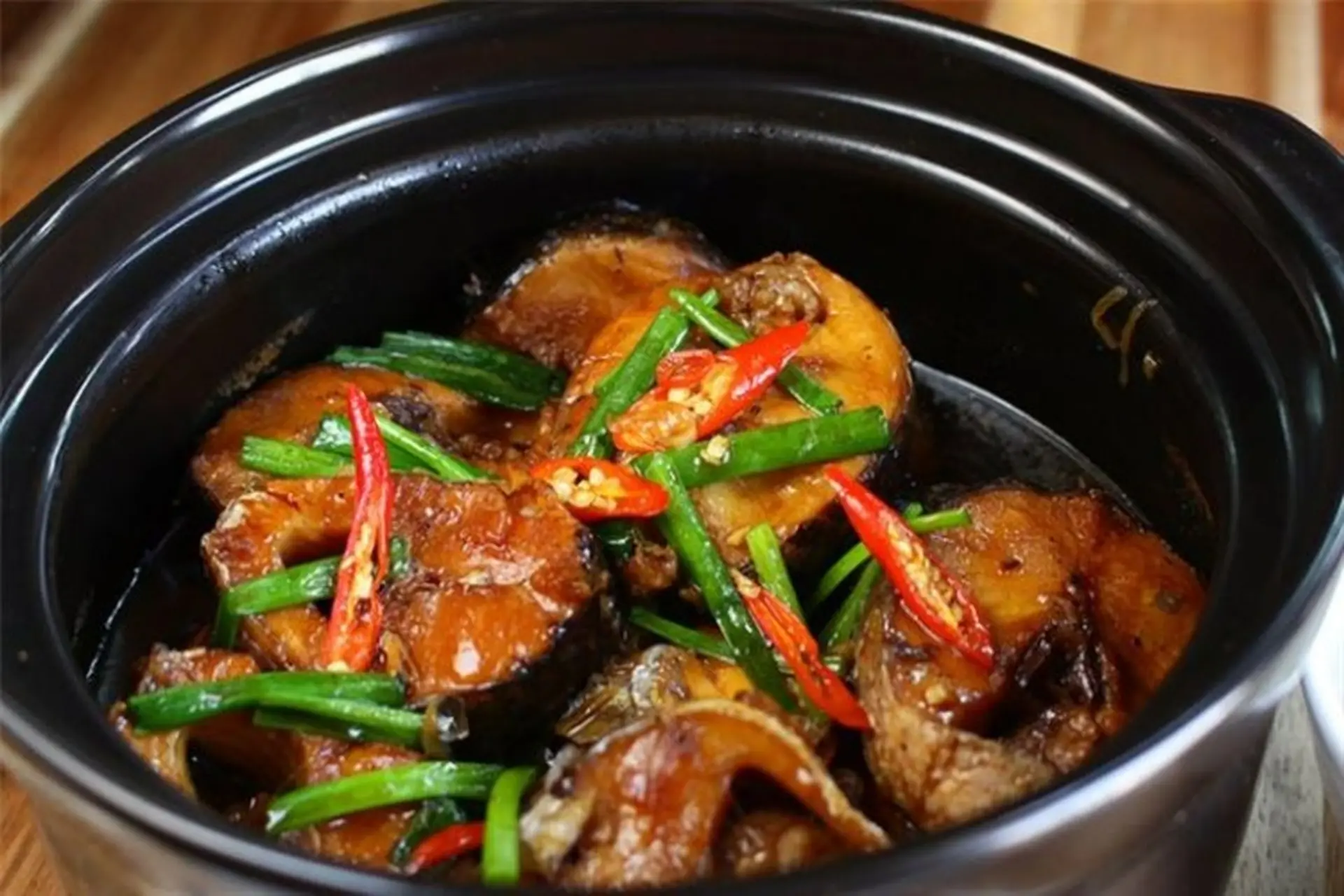Cá mú kho nước mắm đậm vị: công thức ngon chuẩn nhà hàng 9 Cá mú kho nước mắm đậm đà trong nồi kho truyền thống, màu nâu cánh gián hấp dẫn