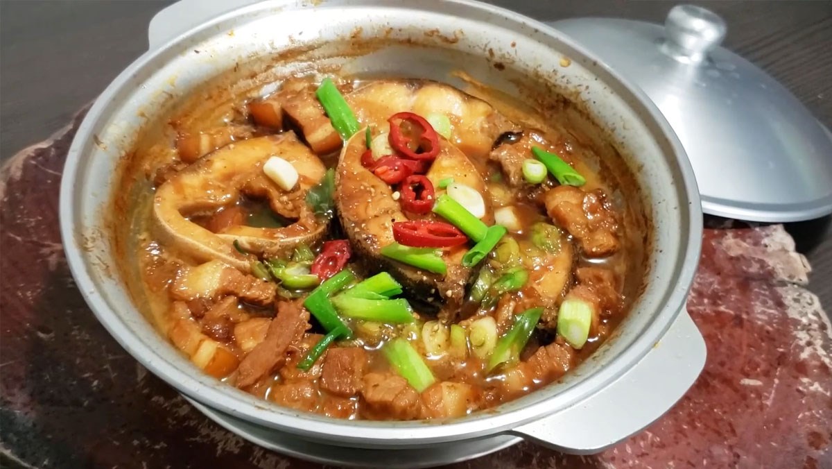 Cá bớp kho nước mắm đậm vị ngon chuẩn cơm nhà 8 Món cá bớp kho nước mắm đậm đà màu cánh gián hấp dẫn trong nồi đất truyền thống