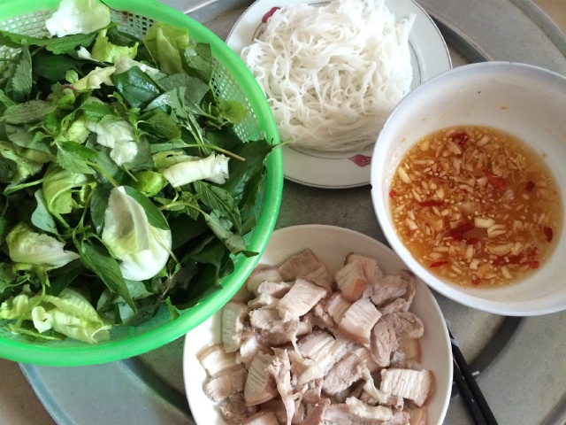 Bún thịt heo nước mắm: công thức chuẩn vị quán tại nhà 8 Bún thịt heo nước mắm chuẩn quán với thịt luộc thái lát, bún tươi và rau sống