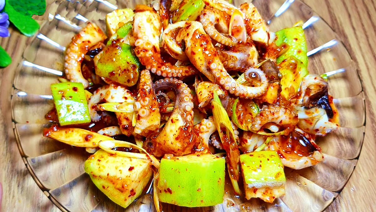 Gỏi Bạch Tuộc Nước Mắm Giòn Ngon: Công Thức Chuẩn, Không Tanh Dễ Làm 10 Sơ chế và luộc bạch tuộc đúng cách để làm gỏi bạch tuộc nước mắm giòn ngon