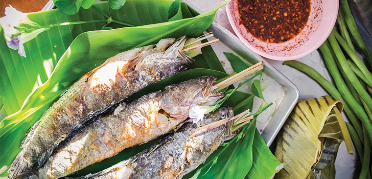 Cá lóc nướng trui nước mắm: chuẩn vị miền Tây dễ làm tại nhà 10 Kỹ thuật nướng cá lóc trui bằng rơm truyền thống miền Tây tạo lớp vảy cháy xém