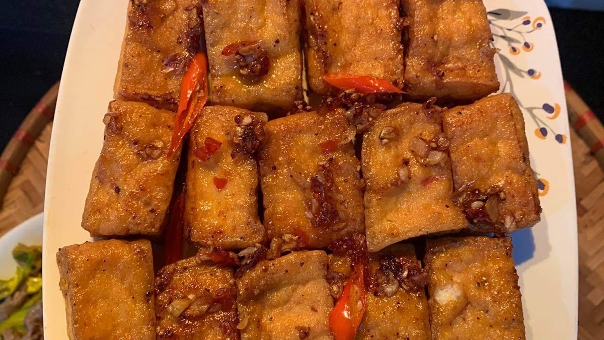 Cách làm đậu hũ kho nước mắm ngon đậm vị tại nhà 12 Đậu hũ kho nước mắm hoàn thiện với màu nâu cánh gián hấp dẫn và hành lá trang trí