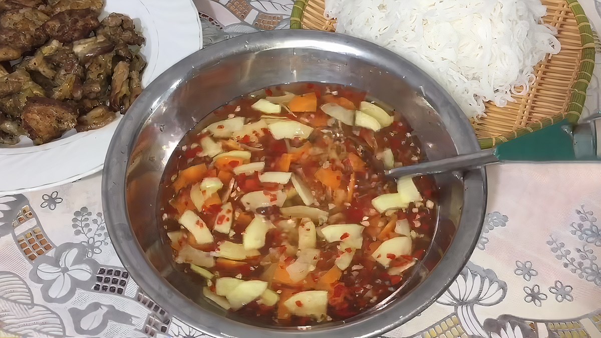 Bún chả nước mắm chuẩn Hà Nội: Công thức pha ngon như quán gốc 9 Quy trình chế biến món ăn Việt Nam liên quan đến nước mắm và hương vị truyền thống