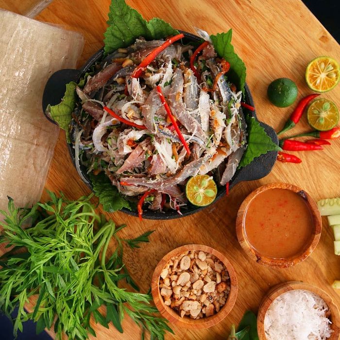 Gỏi Cá Trích Nước Mắm Chuẩn Phú Quốc: Cách Làm Ngon, Ít Tanh, Đậm Đà Hương Vị Biển 8 Gỏi cá trích nước mắm chuẩn Phú Quốc với cá trích tươi, dừa nạo và rau thơm