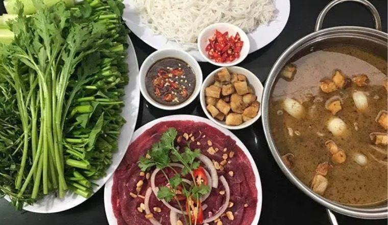 Lẩu bò nước mắm ngon chuẩn vị tại nhà dễ làm 7 Nồi lẩu bò nước mắm kiểu Việt Nam với rau xanh và thịt bò tươi nhúng lẩu