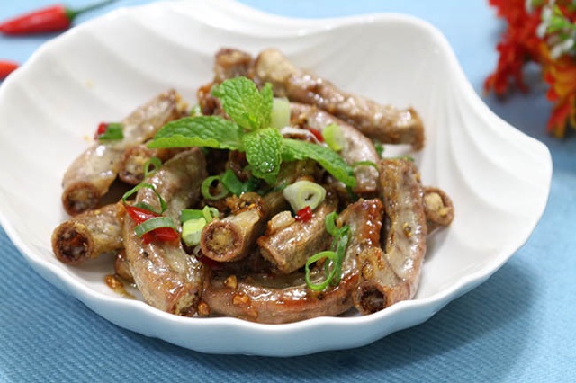 Lòng non xào nước mắm ngon giòn không hôi chuẩn quán 8 Lòng non xào nước mắm thành phẩm màu vàng óng, thơm tỏi ớt, giòn hấp dẫn