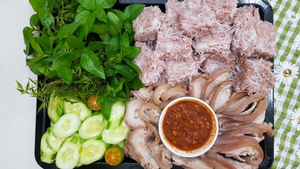 Thịt Luộc Chấm Nước Mắm: 7 Cách Pha Ngon Chuẩn Vị, Dễ Làm Tại Nhà 9 Thịt luộc chấm nước mắm pha chuẩn vị với tỏi ớt và rau sống