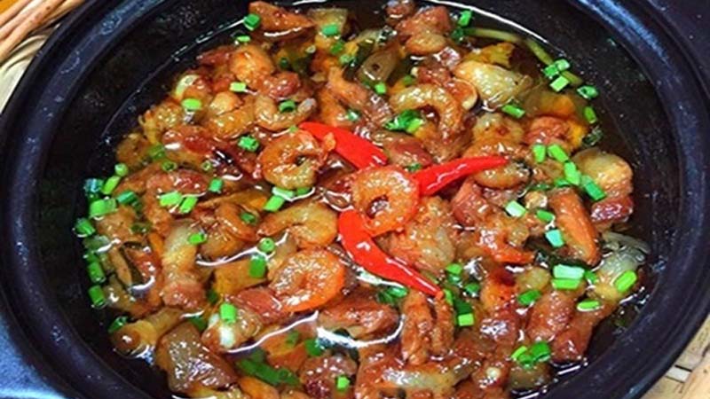 Mắm kho quẹt chuẩn vị miền Tây: cách làm ngon tại nhà 10 Quá trình nấu mắm kho quẹt trong nồi đất với tôm khô và tóp mỡ đang sôi liu riu