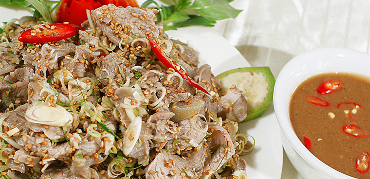 Bê tái chanh nước mắm ngon chuẩn nhà hàng tại nhà 8 Bê tái chanh nước mắm trình bày đẹp mắt với rau thơm và nước mắm chua ngọt