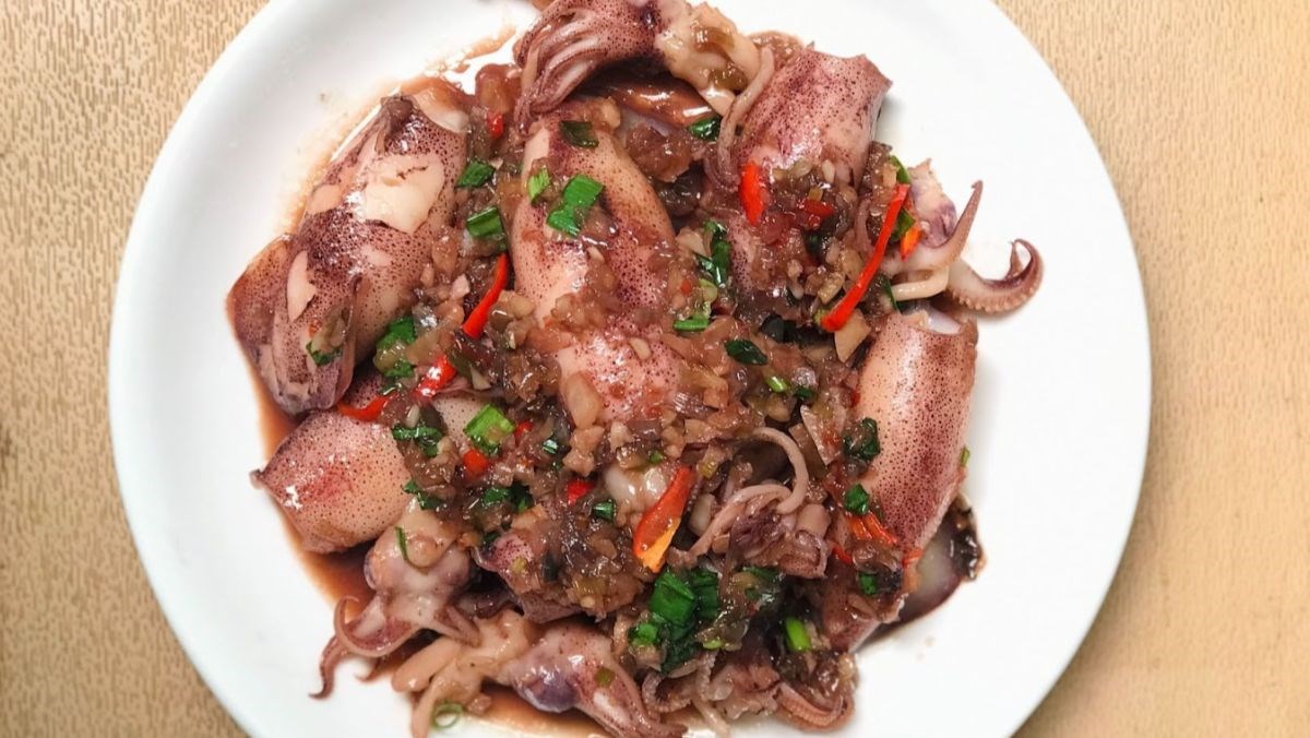 Mực hấp nước mắm ngon giòn: Công thức chuẩn, không tanh 10 Nguyên liệu làm mực hấp nước mắm gồm mực tươi nước mắm tỏi gừng và ớt