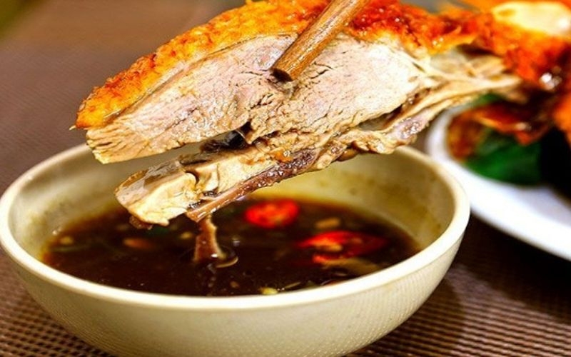 Vịt quay nước mắm giòn da ngon chuẩn nhà hàng tại nhà 9 Vịt quay nước mắm vàng giòn ăn kèm nước chấm chua ngọt kiểu Việt Nam