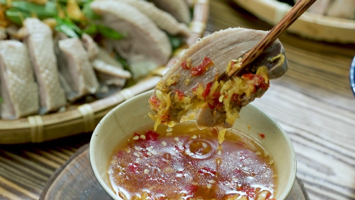 Vịt luộc chấm nước mắm gừng ngon chuẩn quán ăn tại nhà 11 Gừng tươi và nguyên liệu nước mắm gừng dùng trong sơ chế vịt