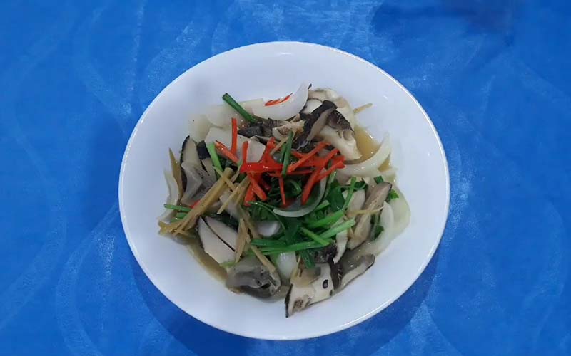 Ốc giác hấp nước mắm ngon chuẩn vị: Bí quyết giòn ngọt, không dai 8 Ốc giác hấp nước mắm thơm ngon với gừng và sả giữ trọn vị ngọt tự nhiên