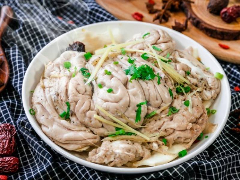 Óc heo hấp nước mắm ngon chuẩn nhà hàng tại nhà 9 Óc heo tươi được sơ chế sạch trước khi hấp nước mắm tại nhà