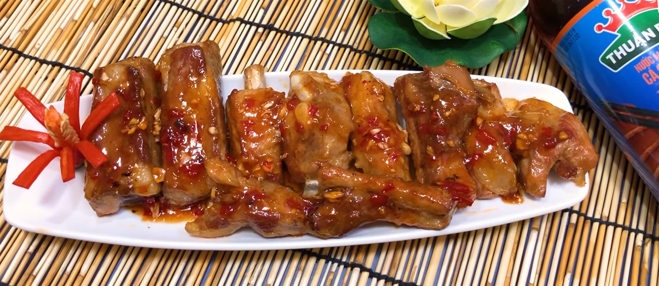 Sườn heo nướng nước mắm ngon chuẩn vị nhà hàng 8 Sườn heo nướng nước mắm vàng bóng sau khi caramel hóa lớp sốt