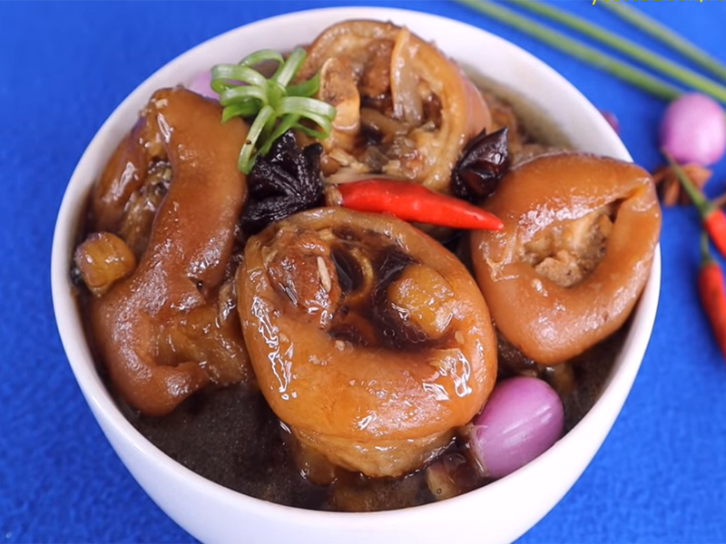 Móng giò kho nước mắm ngon chuẩn vị gia đình Việt 12 Chân giò heo tươi được sơ chế sạch chuẩn bị cho món kho nước mắm trong ẩm thực Việt