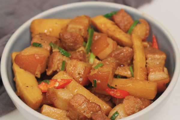 Thịt Kho Măng Nước Mắm Ngon Chuẩn Vị: Bí Quyết Kho Mềm, Đậm Đà Như Cơm Nhà 11 Nguyên liệu làm thịt kho măng nước mắm gồm thịt ba chỉ, măng tươi và nước mắm ngon