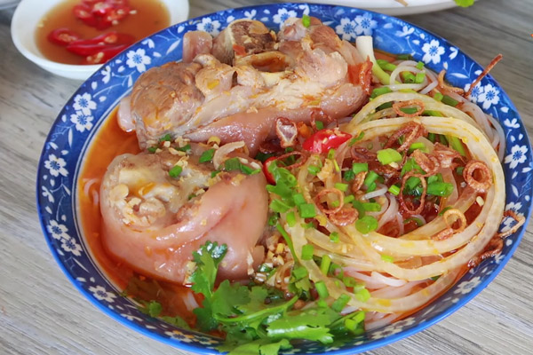 Bún bò giò heo nước mắm: công thức chuẩn vị tại nhà 7 Bún bò giò heo nước mắm kiểu Huế với giò heo hầm mềm và nước dùng trong