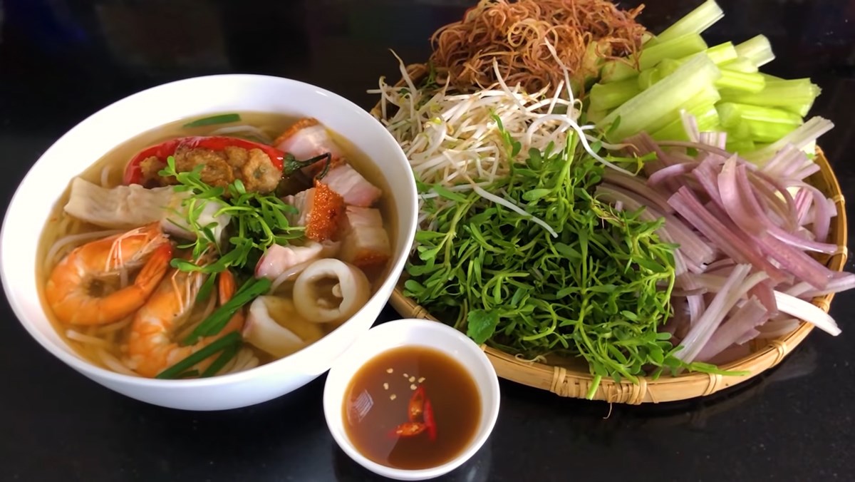 Bún mắm miền Tây chuẩn vị: cách nấu ngon tại nhà 7 Bún mắm miền Tây chuẩn vị với nước dùng đậm đà, tôm mực và rau đồng đặc trưng