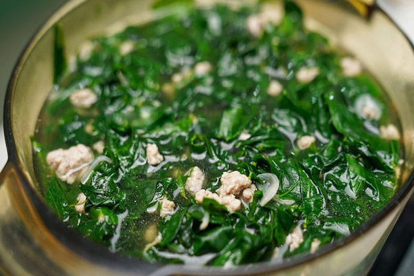 Cách nấu canh rau ngót nước mắm ngon chuẩn vị gia đình Việt 7 Canh rau ngót nước mắm truyền thống Việt Nam với màu xanh tươi và thịt băm