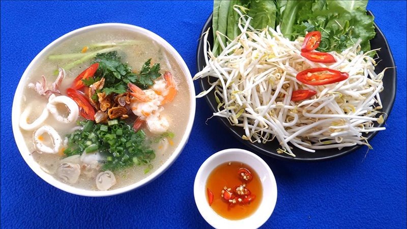 Cháo hải sản nước mắm: cách nấu ngon đậm đà tại nhà 9 Quy trình nấu cháo hải sản nước mắm trong nồi lớn đang sôi
