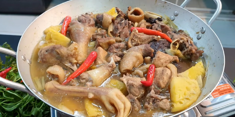Lẩu gà nước mắm ngon chuẩn vị tại nhà 10 Nguyên liệu nấu lẩu gà nước mắm gồm gà ta, rau xanh, sả và gia vị Việt Nam