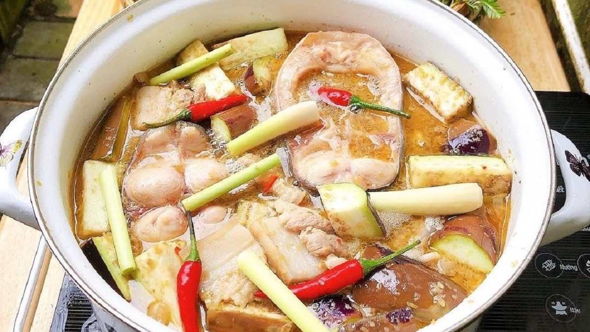 Lẩu cá nước mắm ngon chuẩn vị miền Tây tại nhà 8 Lẩu cá basa nấu mắm đậm đà với nước dùng trong và rau ăn kèm