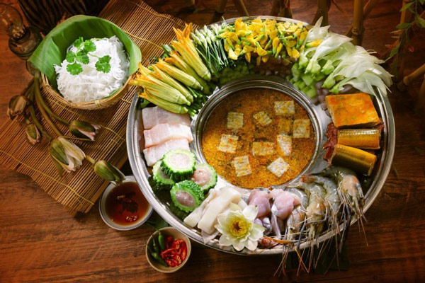 Lẩu mắm miền Tây chuẩn vị: cách nấu ngon như người bản xứ 7 Nguyên liệu nấu lẩu mắm miền Tây gồm mắm cá linh, rau đồng và hải sản tươi