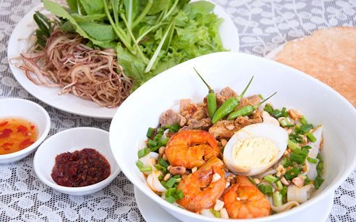Mì Quảng chấm nước mắm: Cách ăn chuẩn vị miền Trung 10 Mì Quảng trình bày hiện đại với rau sống và nguyên liệu tươi ngon