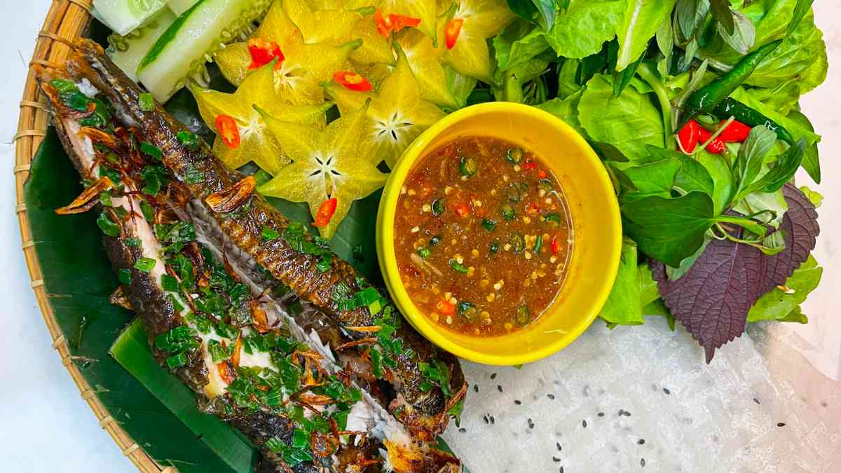 Mắm nêm chấm cá ngon chuẩn miền Trung: công thức chuẩn 2026 7 Mắm nêm chấm cá nướng kiểu miền Trung với tỏi ớt và dứa băm