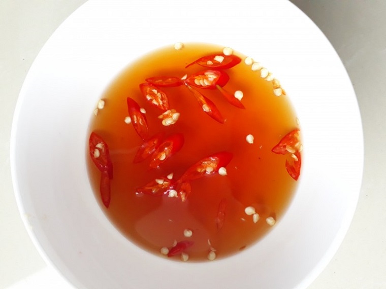 Canh chua nước mắm chuẩn vị miền Nam dễ nấu tại nhà 9 Nguyên liệu nấu canh chua nước mắm gồm cá tươi, cà chua, dứa và rau gia vị miền Nam