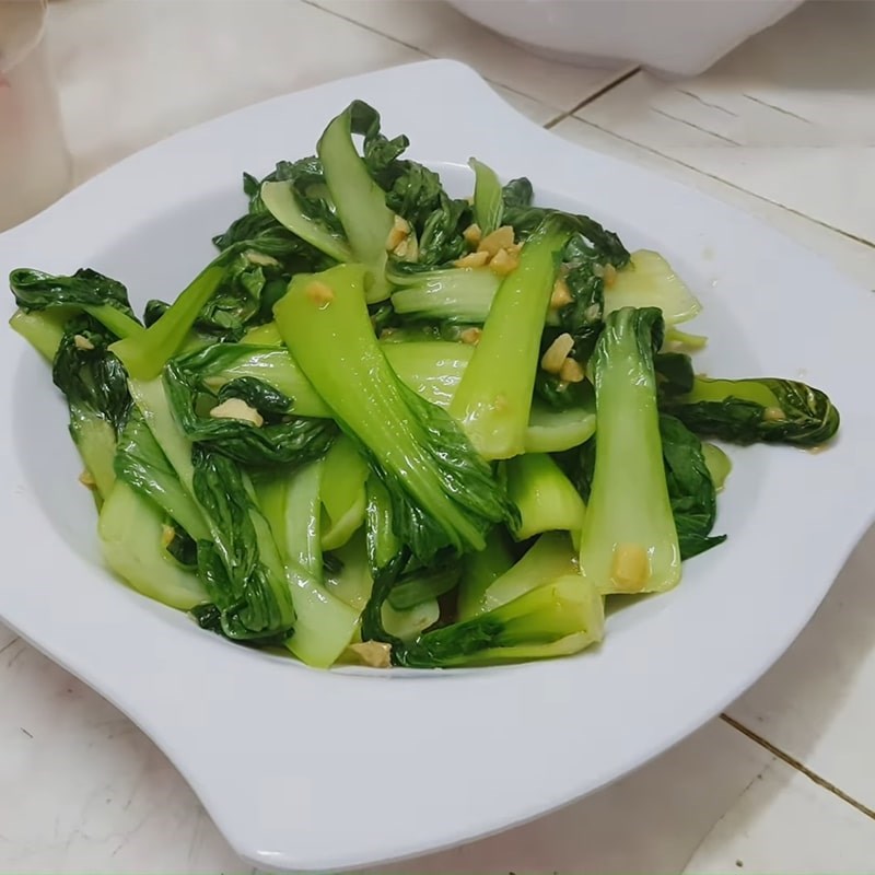 Rau cải xào nước mắm: bí quyết giòn xanh đậm vị tại nhà 7 Rau cải xanh tươi sơ chế chuẩn bị cho món rau cải xào nước mắm giữ độ giòn và màu xanh tự nhiên