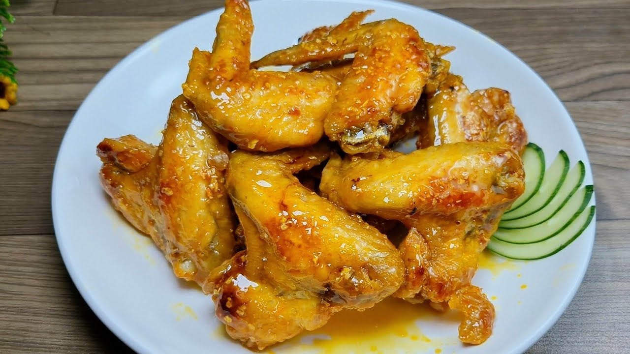 Gà chiên nước mắm tỏi giòn ngon chuẩn nhà hàng tại nhà 9 Cánh gà tươi chuẩn bị chiên nước mắm tỏi trong bếp gia đình