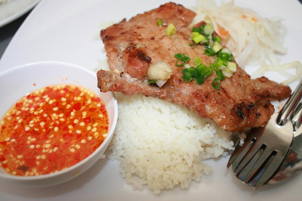 Cơm tấm nước mắm: Cách pha chuẩn Sài Gòn ngon như quán 10 Chén nước mắm cơm tấm chua ngọt chuẩn vị Sài Gòn sánh nhẹ