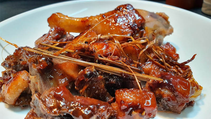 Vịt nướng nước mắm da giòn thơm ngon: Bí quyết chuẩn đầu bếp tại nhà 8 Khử mùi hôi vịt bằng gừng rượu trắng và muối trước khi nướng nước mắm