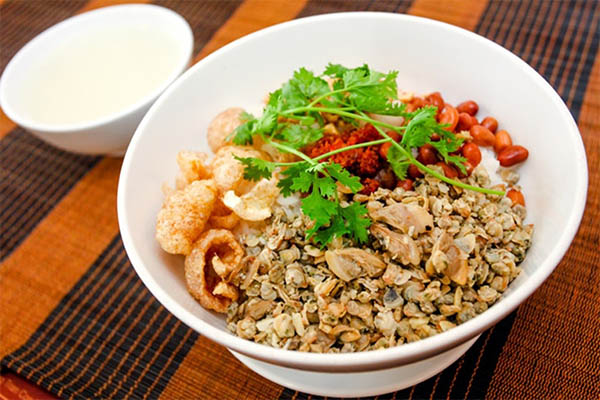 Cơm hến nước mắm Huế chuẩn vị dân dã tại nhà 8 Cơm hến nước mắm Huế truyền thống với cơm nguội, hến xào và rau sống
