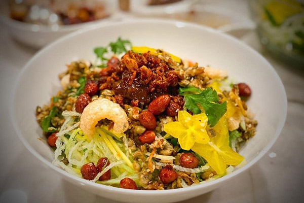 Cơm hến nước mắm Huế chuẩn vị dân dã tại nhà 9 Cơm hến Huế ăn kèm rau sống và nước mắm chua ngọt