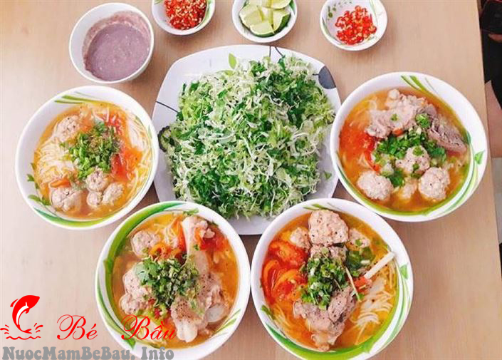 Riêu cua nước mắm: Cách nấu chuẩn vị quán ăn tại nhà 9 Nguyên liệu nấu bún riêu cua gồm cua đồng, cà chua, đậu phụ và rau sống