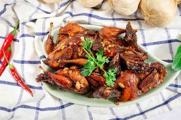 Chim Cút Chiên Nước Mắm Giòn Rụm Chuẩn Nhà Hàng Tại Nhà 9 Món chim cút chiên nước mắm giòn rụm phủ sốt tỏi ớt đậm đà kiểu Việt Nam