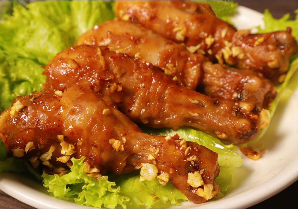 Đùi gà nướng nước mắm ngon giòn da: công thức chuẩn nhà hàng 9 Đùi gà nướng nước mắm vàng óng, lớp da caramel giòn bóng hấp dẫn