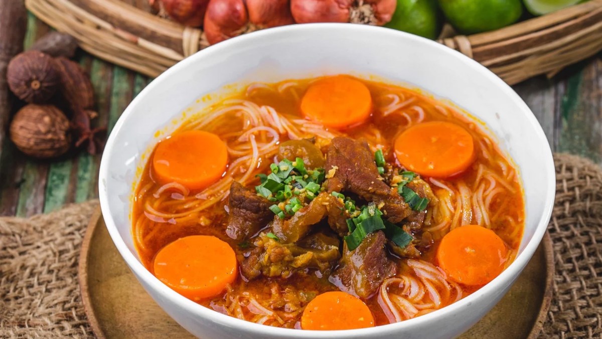 Hủ Tiếu Bò Kho Nước Mắm: Công Thức Chuẩn, Đậm Vị Như Quán 11 Nguyên liệu làm hủ tiếu bò kho nước mắm gồm thịt bò, hủ tiếu, cà rốt và gia vị