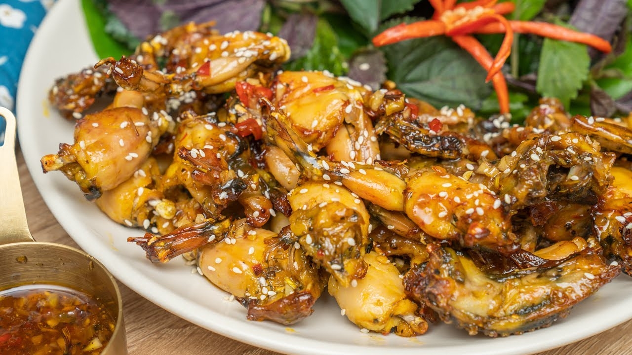 Ếch chiên nước mắm: cách làm giòn ngon chuẩn quán 9 Ếch chiên nước mắm vàng giòn trong chảo dầu đang được chế biến tại bếp quán ăn