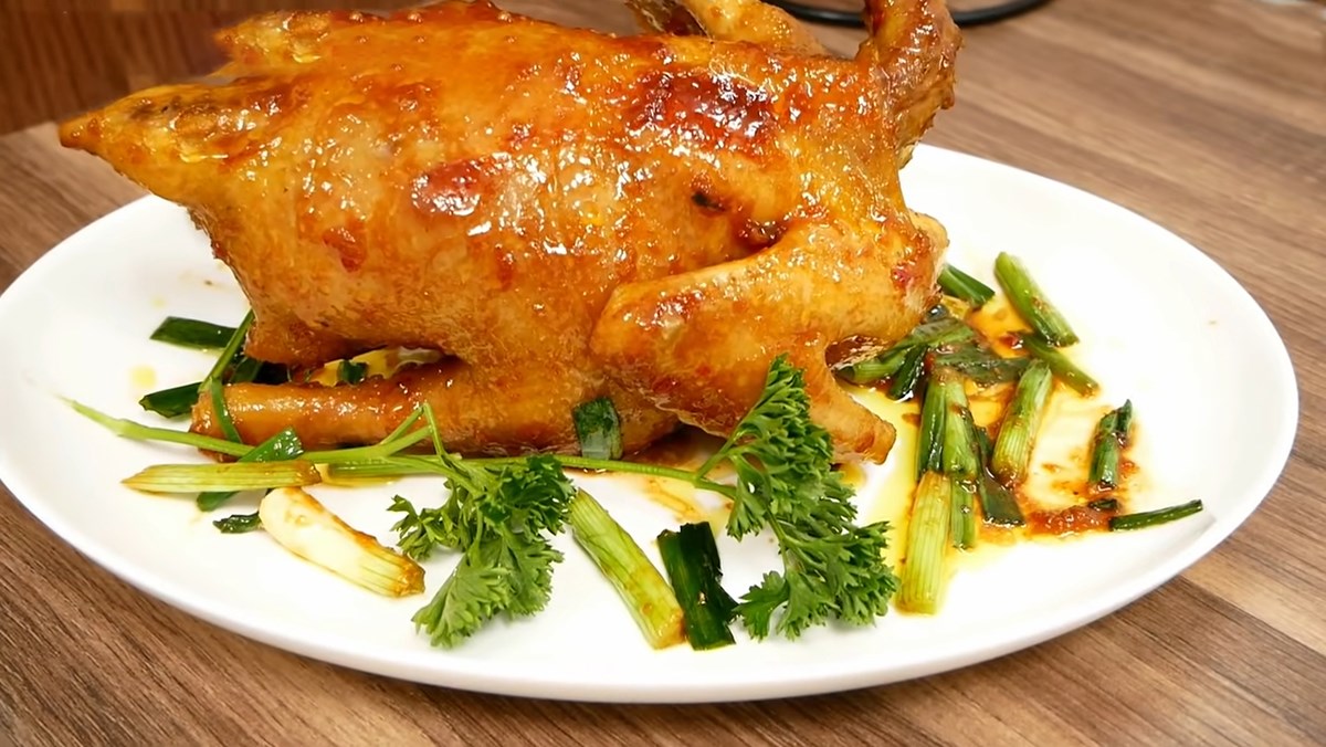 Gà quay nước mắm giòn da chuẩn nhà hàng dễ làm tại nhà 11 Nguyên liệu gà tươi và gia vị nước mắm tỏi ớt chuẩn bị cho món gà quay nước mắm