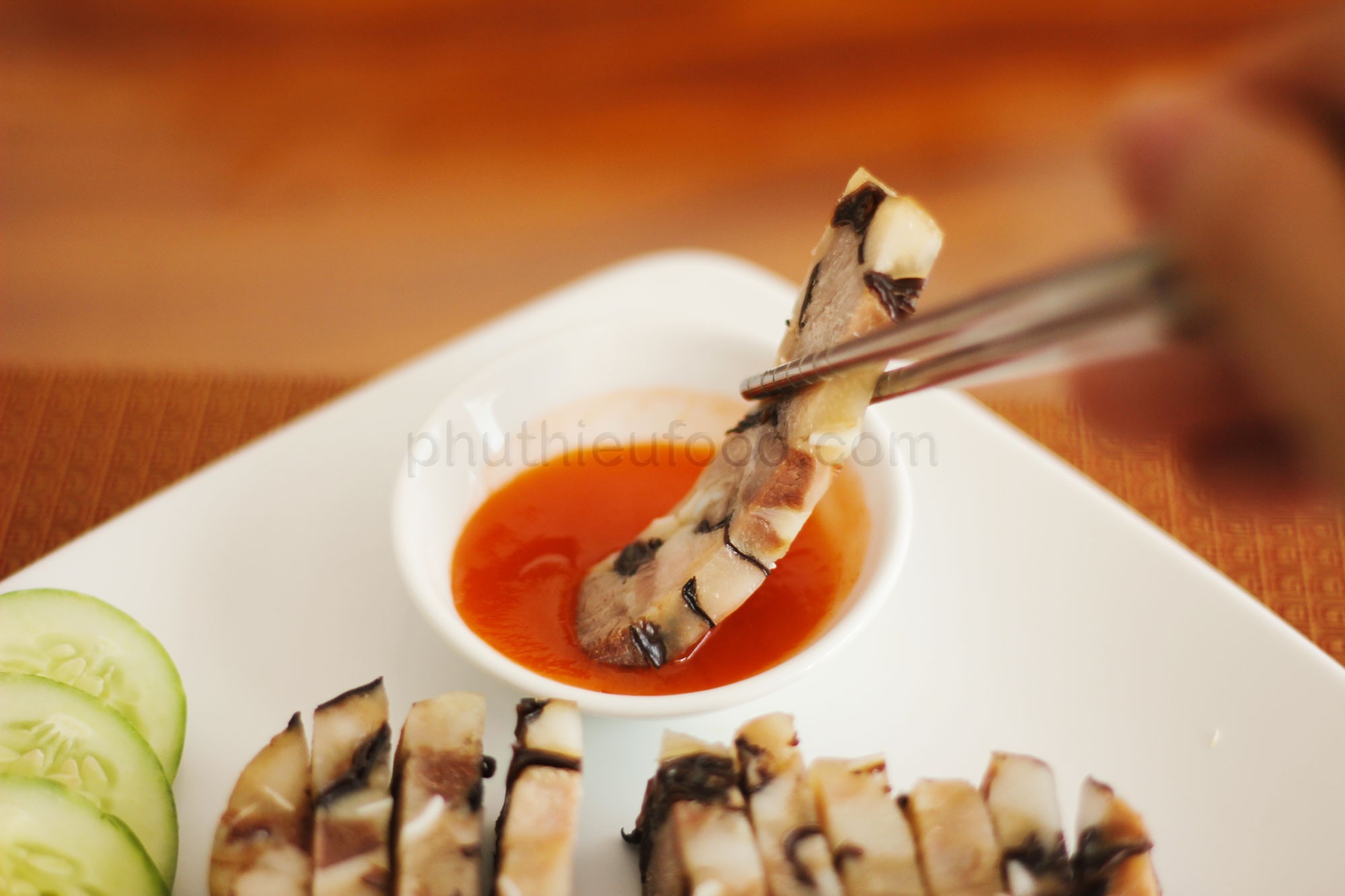 Giò thủ chấm nước mắm: cách ăn chuẩn vị ngày Tết 8 Giò thủ truyền thống thái lát ăn kèm nước mắm tỏi ớt trong mâm cỗ Tết Việt Nam