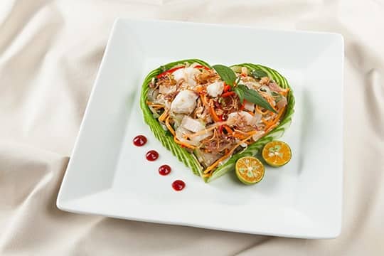 Gỏi Cua Bể Nước Mắm Ngon Chuẩn Nhà Hàng: Công Thức Dễ Làm, Giữ Trọn Vị Ngọt Tự Nhiên 9 Đĩa gỏi cua bể nước mắm với rau thơm, cà rốt và xoài xanh được trình bày đẹp mắt