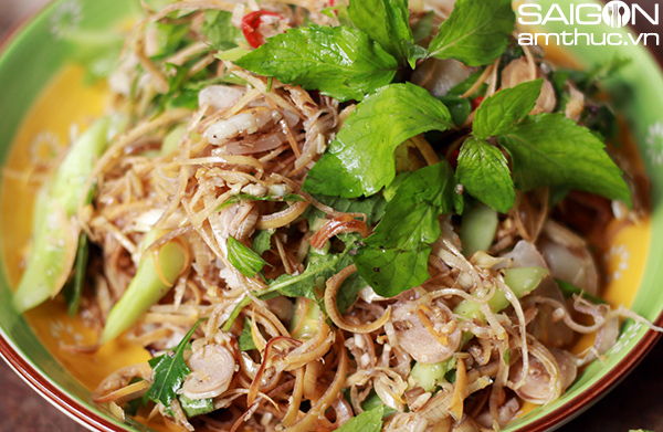 Gỏi bắp chuối nước mắm ngon chuẩn vị tại nhà 10 Gỏi bắp chuối nước mắm truyền thống Việt Nam trình bày đẹp mắt với rau thơm và đậu phộng