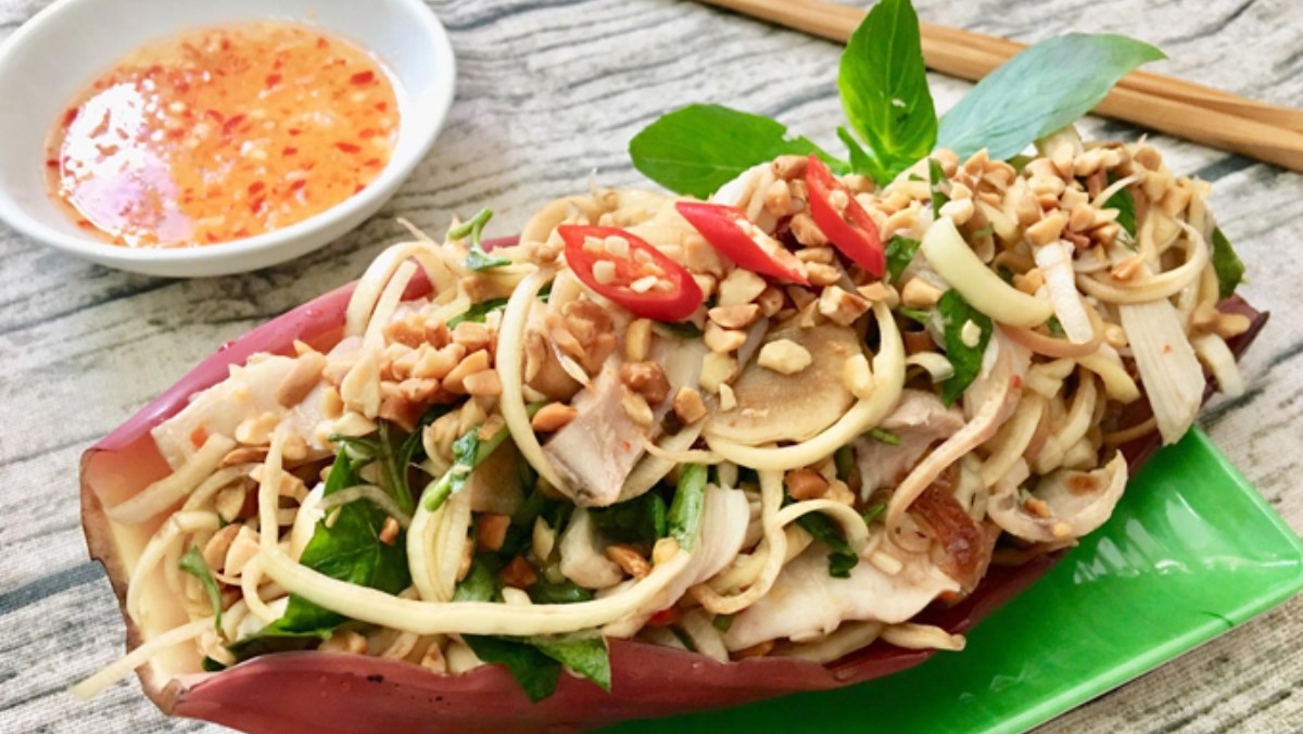 Gỏi hoa chuối nước mắm giòn ngon chuẩn vị truyền thống Việt Nam 9 Sơ chế hoa chuối thái sợi ngâm nước chanh để làm gỏi không bị thâm