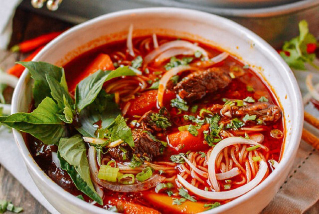 Hủ Tiếu Bò Kho Nước Mắm: Công Thức Chuẩn, Đậm Vị Như Quán 10 Tô hủ tiếu bò kho ăn kèm nước mắm pha và rau thơm